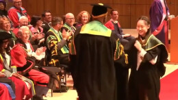 中国留学生毕业典礼上空翻上场 现场师生反应热烈