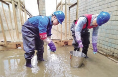 湖南日报观察版头条 丨学雷锋树新风 长沙水业青年在行动