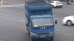 惊险！卡车街上失控消防员飞奔跃上截停