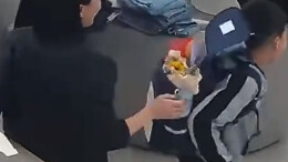 这娃是懂惊喜的！湖南11岁男孩送妈妈一书包鲜花