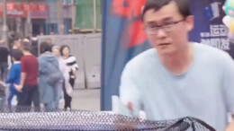 高手在民间！ 男子用手机打乒乓球