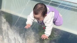 萌娃淡定爬玻璃栈道毫不畏惧