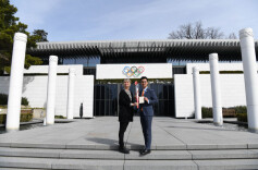 侯琨、吴静钰夫妇向奥林匹克博物馆赠送珍贵纪念品