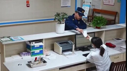 消防员医院体检犯“职业病” 现场示范“盘水带”