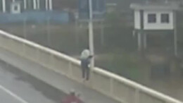 路遇男子跳河轻生，株洲休假消防员联合路人合力拽回