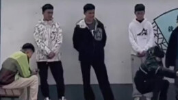 少年公交站旁比武，一位围观大爷出手了！