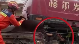 消防员用身体顶起塌陷车顶 救援被困司机