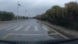 女子驾车撞到风筝线 线嵌入车身将保险杠割裂