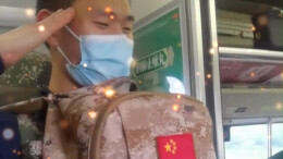 高铁上兵哥哥与萌娃互敬军礼