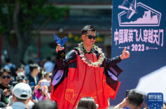 张树鹏成功翼装飞行穿越天门洞