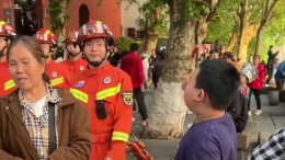 当消防员被小男孩投喂烤串……