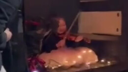 三岁女孩藏后备箱拉小提琴给爸爸庆生