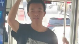“我想克服口吃的毛病” 湖南大一男生鼓起勇气在公交车上演讲