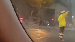 长沙大雨滂沱！暴雨中执勤的交警，感谢你们的坚守！