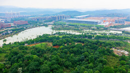 白露塘镇：山秀芙蓉涌发展风云 水波如虹映产业胜景
