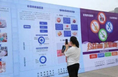 财神庙前刮彩票 真实上演