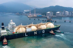 我国首船跨境人民币结算液化天然气完成接卸