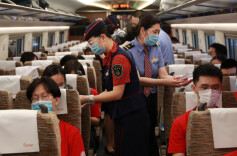 说又不敢说，忍又忍不了……高铁上碰到这种事，你可以这么做