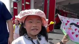 参观完萌娃大喊：“哪个消防员叔叔没有女朋友，介绍给老师！”