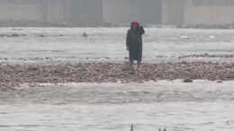 常德一男子河中央垂钓被困 消防救援后严肃教育