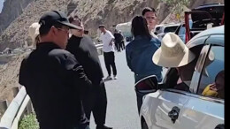 “我是交警！”司机嚣张插队便衣交警亮证秒处理