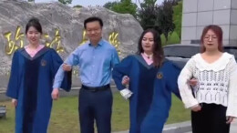 研究生拍搞怪毕业照 导师“被迫营业”有点可爱