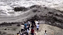 危险！近距离观涨潮险被卷走，有人“逃跑”时还不忘拍照