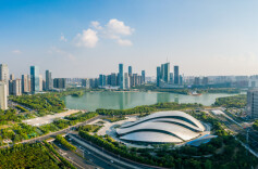 坊间戏言合肥不东不西不南不北，现今说合肥承东接西有聚合融合之新