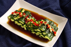 “凉拌黄瓜”频上热搜，为什么有人吃了休克，还有餐厅因它被罚款？