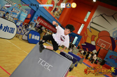 湖南首届青少儿跑酷挑战赛开赛 一起来看看这项运动吧