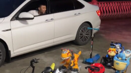 幼儿园同学来家玩，各自开着“私家车” 还停放有序