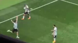 一球迷冲入球场内拥抱梅西与多名球员击掌