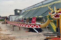 57年，他造了近千艘龙舟