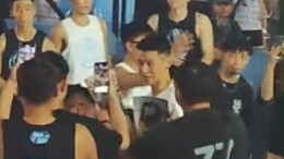 长沙市中心偶遇林书豪 球迷的热情和天气一样高涨！