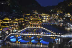 凤凰古城增添新“夜态” 民族旅拍火热“出圈”