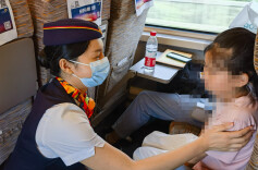 长沙南站惊错过，上海虹桥喜相逢|动二车队列车长为没赶上车的妈妈照顾好小女孩