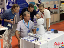 超能机器人亮相上海国际医疗器械展