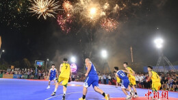 湖南浏阳乡村“烟花篮球赛”开赛