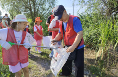 韶山市开展河小青清河净滩志愿活动