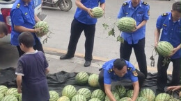 城管帮老人找摊位并搬运西瓜 网友点赞：真正的温情执法