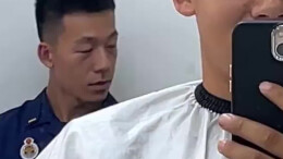 消防员店内等队友剪头发 突然“职业病”犯了……