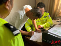 泸溪交警处罚弯道强行超车货车司机