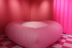 快来打卡夏日多巴胺 可可爱爱游艺园在离朱艺术空间举办