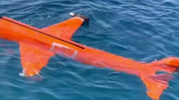男子海钓钓上一架“飞机” 已报海警处理
