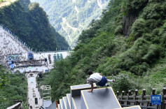 极限运动——天门山云纵天梯跑酷大赛成人竞速决赛赛况