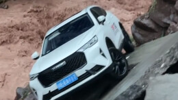 暴雨冲垮道路女子车幸免遇难 网友：大自然是懂人情世故的