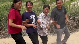 女子和家人推介自家核桃 拍摄过程中状况不断笑翻人