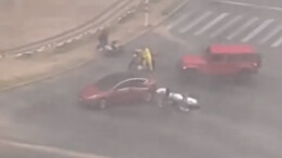 “杜苏芮”来袭！电动车连人带车被吹倒 危急时刻两辆红车出现了