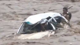 男子驾车被冲入河道随车翻滚 危急时刻消防员从天而降