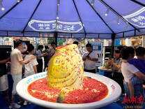 长沙巨型“剁椒大鱼头”太逼真，引外国游客误咬